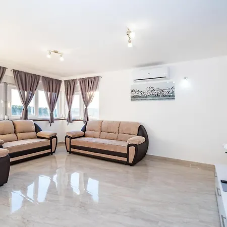 別荘 Awesome In Modric