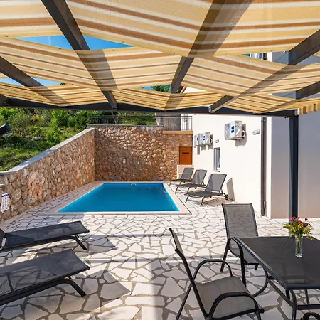 Awesome In Modric Holiday home Rovanjska