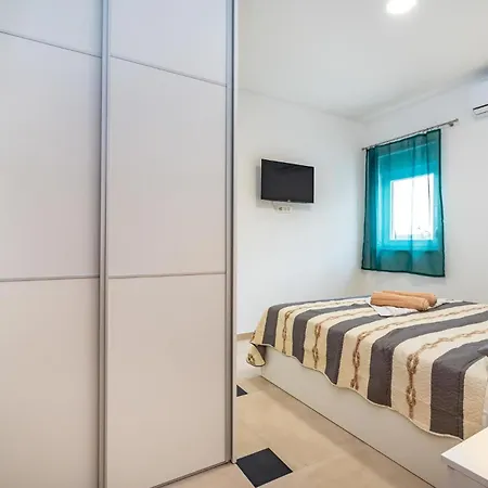 Awesome In Modric Holiday home Rovanjska